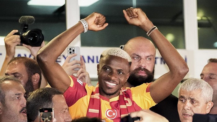 ISTANBUL, TURKIYE - JULY 30: Nigerian footballer Victor Osimhen, whose transfer talks with Galatasaray have begun, arrives at Ataturk Airports General Aviation Terminal by private jet, where club officials and numerous fans welcome the 26-year-old player in Istanbul, Turkiye, on July 30, 2025. (Photo by Arife Karakum/Anadolu via Getty Images)