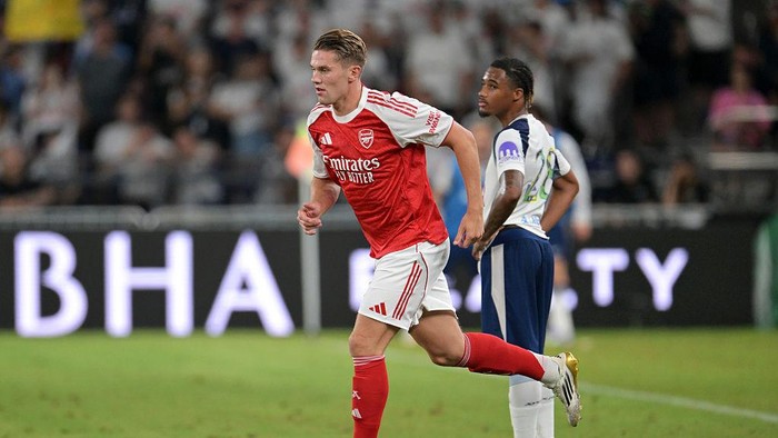 HONG KONG, CHINA - JULY 31: Viktor Gyoekeres of Arsenal enters the pitch as a substitute during the Pre-Season Friendly match between Arsenal and Tottenham Hotspur at Kai Tak Sports Park on July 31, 2025 in Hong Kong, China.  (Photo by Stuart MacFarlane/Arsenal FC via Getty Images)