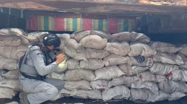 Bakamla RI melalui unsur KN Tanjung Datu-301 mengamankan kapal KM Sinar Bahtera yang diduga menyelundupkan 400 karung bawang merah di Kepri. (dok Bakamla)