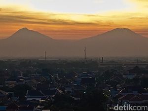 Ulah Pendaki Main Perosotan Bikin Jalur Pendakian Gunung Merbabu Hancur! Ulah Pendaki Main Perosotan Bikin Jalur Pendakian Gunung Merbabu Hancur!