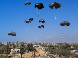 Hujan Bantuan Kemanusiaan di Langit Gaza Hujan Bantuan Kemanusiaan di Langit Gaza