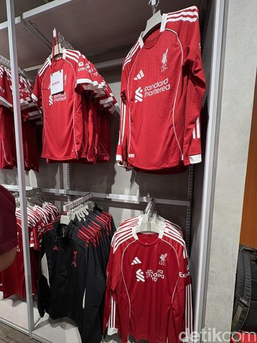 Jersey Kandang Liverpool 2025/2026.