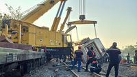 Potret Evakuasi KA Argo Bromo Anggrek yang Anjlok di Subang