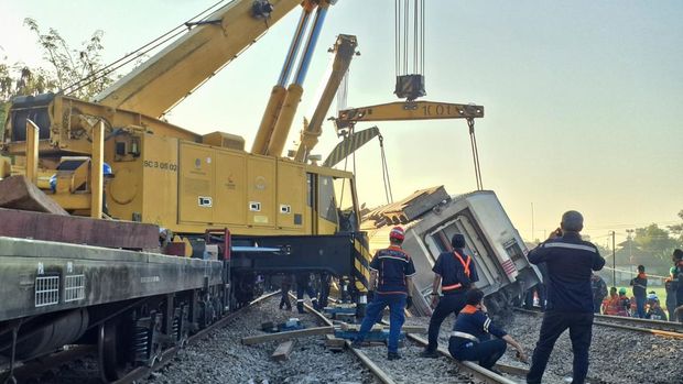KA Argo Bromo Anggrek yang anjlok telah dievakuasi. KAI sedang memperbaiki jalur. Sebanyak 48 perjalanan KA dibatalkan. (dok KAI Daop 1 Jakarta)