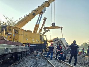 Potret Evakuasi KA Argo Bromo Anggrek yang Anjlok di Subang Potret Evakuasi KA Argo Bromo Anggrek yang Anjlok di Subang