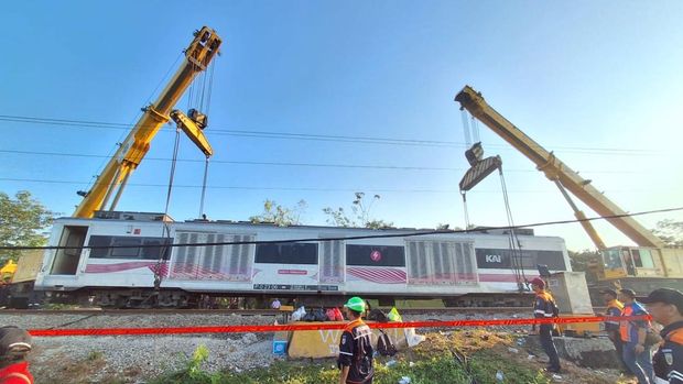 KA Argo Bromo Anggrek yang anjlok telah dievakuasi. KAI sedang memperbaiki jalur. Sebanyak 48 perjalanan KA dibatalkan. (dok KAI Daop 1 Jakarta)