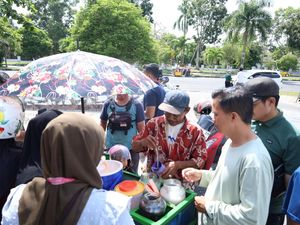 Bahagianya Penjual Bubur Sumsum Dagangannya Diborong Kapolda Babel