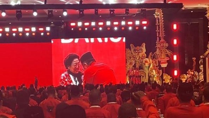 Ketum PDIP Megawati Soekarnoputri menangis dikala Hasto Kristiyanto tiba di arena Kongres. Ketum PDIP Megawati Soekarnoputri menangis dikala Hasto Kristiyanto tiba di arena Kongres.