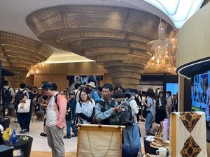 Bawa Cerita Pala Sukabumi, Batik Kakak Mencuri Perhatian di Jepang Bawa Cerita Pala Sukabumi, Batik Kakak Mencuri Perhatian di Jepang