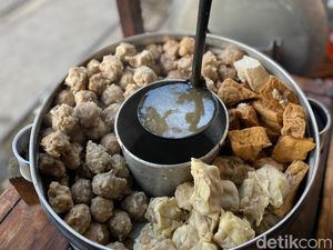 Jajan Hemat di Stasiun Tebet, Ada Bakso Malang dan Es Teler Creamy Jajan Hemat di Stasiun Tebet, Ada Bakso Malang dan Es Teler Creamy