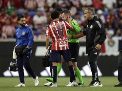 Wasit Ini Ditarik Keluar Akibat Cedera, Baru 7 Menit di Lapangan