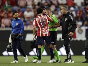 Wasit Ini Ditarik Keluar Akibat Cedera, Baru 7 Menit di Lapangan Wasit Ini Ditarik Keluar Akibat Cedera, Baru 7 Menit di Lapangan