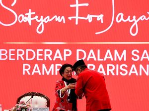 Tangisan Megawati Sambut Hasto yang Bebas dari Tahanan Tangisan Megawati Sambut Hasto yang Bebas dari Tahanan