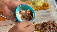 Makan Nasi Cokot Rp 6 Ribu di Stasiun Tebet Ini Bisa Jadi Penunda Lapar