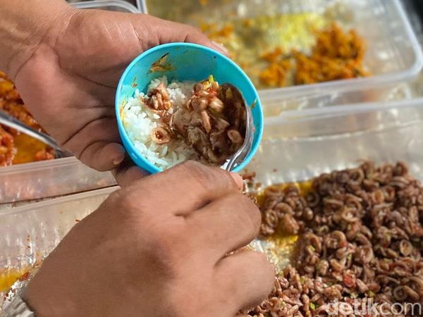 Makan Nasi Cokot Rp 6 Ribu di Stasiun Tebet Ini Bisa Jadi Penunda Lapar