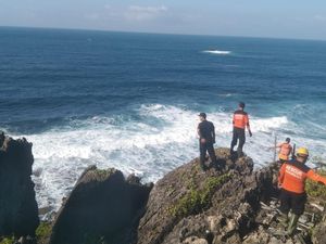 Pencarian Wanita Jaktim yang Hilang di Pantai Siung Diperpanjang Sehari Pencarian Wanita Jaktim yang Hilang di Pantai Siung Diperpanjang Sehari