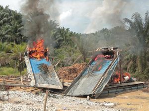 Hari Kedua Operasi PETI di Kuansing, Polda Riau Musnahkan 11 Rakit Hari Kedua Operasi PETI di Kuansing, Polda Riau Musnahkan 11 Rakit