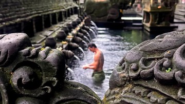 Ibrahimovic Bersih Diri: Ritual Melukat Eksentrik di Bali.
