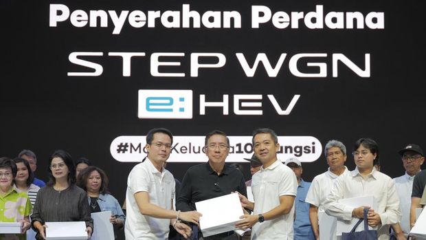 PT Honda Prospect Motor (HPM) secara resmi menyerahkan 20 unit perdana Honda STEP WGN e:HEV secara simbolik kepada para konsumen pada Sabtu, 2 Agustus 2025 di GIIAS 2025.
