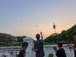 Ramai Warga Main Layangan di BKT Jaktim, Ada yang Hobi sampai Ngasuh Anak