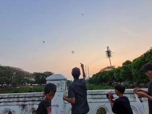 Ramai Warga Main Layangan di BKT Jaktim, Ada yang Hobi sampai Ngasuh Anak Ramai Warga Main Layangan di BKT Jaktim, Ada yang Hobi sampai Ngasuh Anak