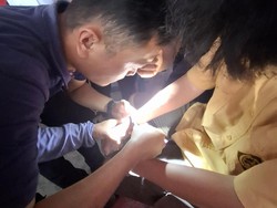 Pelajar SMP di Palembang Dievakuasi Petugas Damkar karena Bermain Borgol