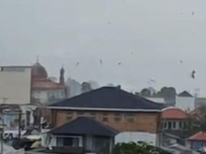 Puting Beliung di Kerinci Rusak Ratusan Rumah Puting Beliung di Kerinci Rusak Ratusan Rumah