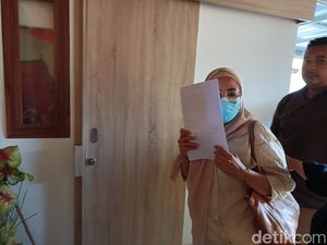 Istri Eks Kabiro Ekonomi NTB Susul Suami Ditahan Terkait Korupsi Masker Istri Eks Kabiro Ekonomi NTB Susul Suami Ditahan Terkait Korupsi Masker