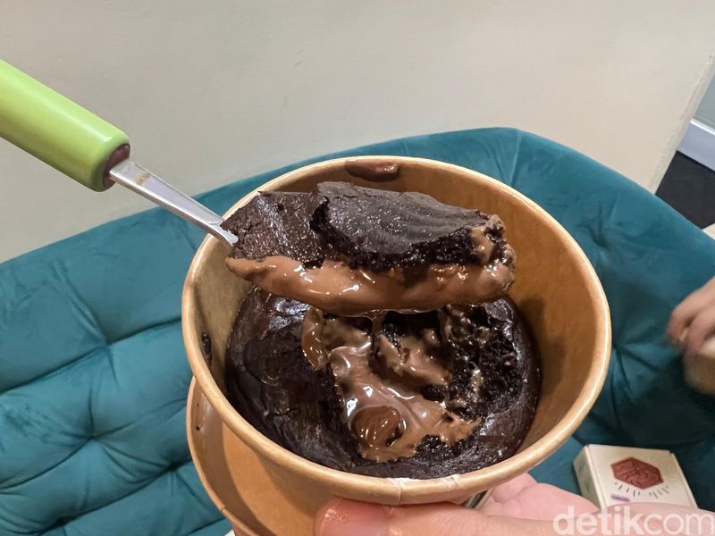 Cicip Brownies Viral buatan Vinny 'Kuliner Sama Cici', Gimana Rasanya?