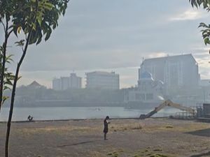 Viral Pantai Losari-CPI Makassar Diselimuti Asap Pagi Hari, DLH Bilang Begini Viral Pantai Losari-CPI Makassar Diselimuti Asap Pagi Hari, DLH Bilang Begini