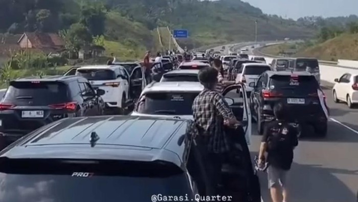 Viral rombongan kendaraan beroda empat parkir di Tol Cisumdawu.