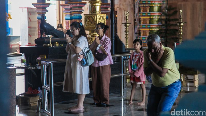 Kuil Murugan di Jakarta Barat, mendatangkan nuansa India Selatan melalui arsitektur warna-warni dan patung yang kuasa yang megah.