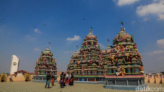 Kuil Murugan di Jakarta Barat, mendatangkan nuansa India Selatan melalui arsitektur warna-warni dan patung yang kuasa yang megah.