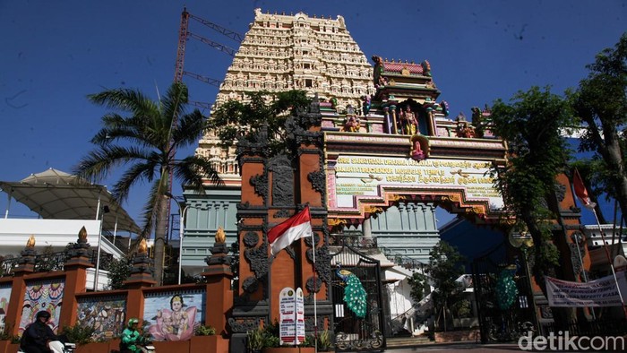 Kuil Murugan di Jakarta Barat, mendatangkan nuansa India Selatan melalui arsitektur warna-warni dan patung yang kuasa yang megah.