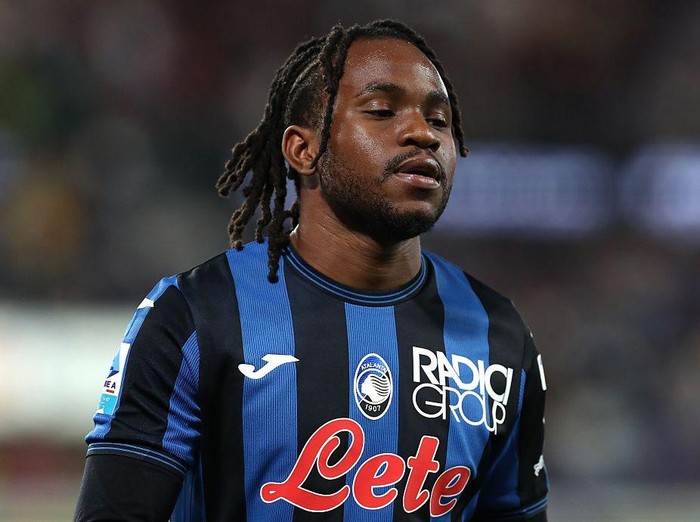 BERGAMO, ITALY - MAY 25: Ademola Lookman of Atalanta BC looks on during the Serie A match between Atalanta BC and Parma Calcio 1913 at Gewiss Stadium on May 25, 2025 in Bergamo, Italy. (Photo by Marco Luzzani/Getty Images)