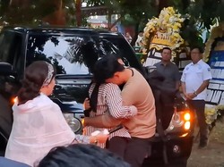 Tangis Putra Marsma Fajar Pecah Saat Tiba di Rumah Duka, Langsung Peluk Ibunda