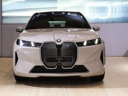 BMW iX Terbaru Resmi Dijual di Indonesia, Apa Bedanya dengan yang Lama?