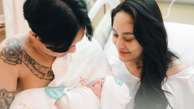 Gosip Terkini Selebriti Insertlive : Bukan DJ Panda, Wajah Anak Erika Carlina yang Baru Dirilis Disebut Mirip...