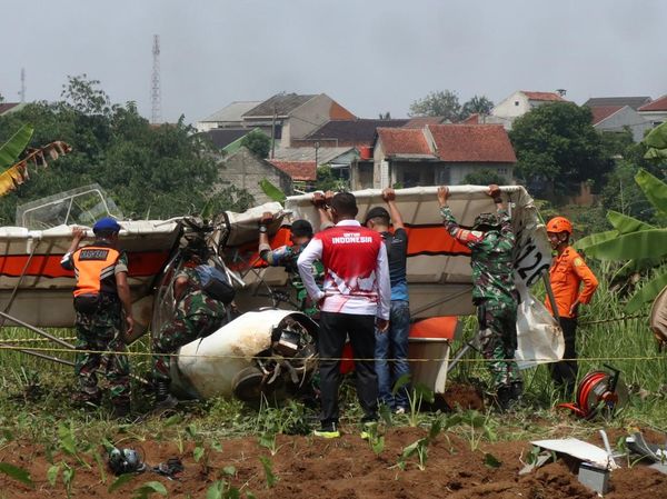 Evakuasi Bangkai Pesawat Latih Jatuh di Bogor Yang Gugurkan Marsma Fajar