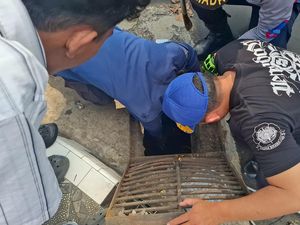 Saat Damkar Bantu Evakuasi Ponsel Nyemplung ke Selokan di Kuningan