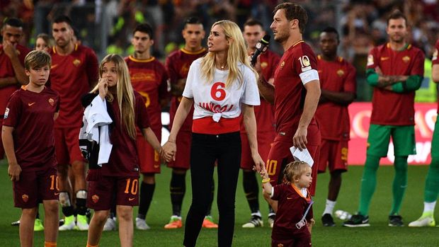 FBL-ITA-SERIEA-ROMA-GENOA AS Roma's captain Francesco Totti delivers a speech next to his wife Ilary and his children Isabel (R), Chanel and Cristian (L) during a ceremony following his last match with AS Roma after the Italian Serie A football match AS Roma vs Genoa on May 28, 2017 at the Olympic Stadium in Rome. Italian football icon Francesco Totti retired from Serie A after 25 seasons with Roma, in the process joining a select group of 'one-club' players. (Photo by Vincenzo PINTO / AFP)