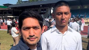 Momen Ibnu Jamil Peluk dan Sambut Dhofin Lolos Jadi Taruna Akademi TNI 2025