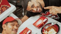 Ibnu Jamil Asyik Makan Nasi Goreng hingga Ramen di Restoran Jepang