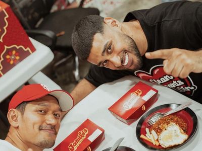 Ibnu Jamil Asyik Makan Nasi Goreng hingga Ramen di Restoran Jepang