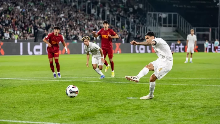 Kevin Diks Bek Timnas Indonesia, Kevin Diks, mencetak gol perdana buat tim barunya, Borussia Moenchengladbach. Golnya tercipta saat menghadapi Valencia di laga uji coba di Borussia-Park, Minggu 3 Agustus 2025.