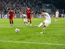 Potret Kevin Diks Cetak Gol buat Borussia Moenchengladbach