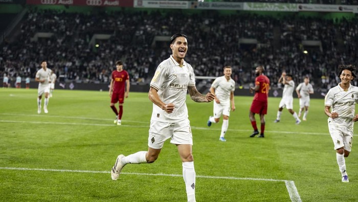 Kevin Diks MOENCHENGLADBACH, GERMANY - AUGUST 02: Kevin Diks celebrates his 2-0 during the friendly match between Borussia Mönchengladbach and FC Valencia while Borussia celebrates their 125th Club Anniversary at Borussia-Park on August 02, 2025 in Moenchengladbach, Germany. (Photo by Christian Verheyen/Borussia Moenchengladbach via Getty Images)
