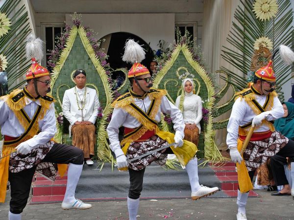 Ratusan Seniman Kirab Pengantin di Magelang, Jadi Wujud Syukur dan Tolak Bala
