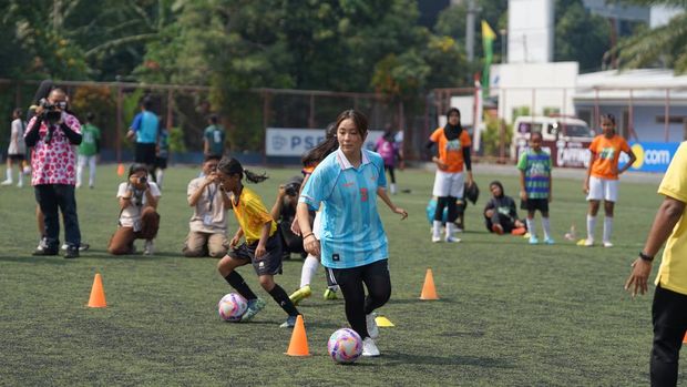 Legenda Timnas putri Jepang Mana Iwabuchi hadir ke Jakarta untuk melakukan klinik kepelatihan. Ia memotivasi para pesepakbola putri yang memiliki mimpi berprestasi di kancah dunia.Bertajuk Coaching Clinic with Mana Iwabuchi, acara yang digagas Milklife Soccer Challenge ini berlangsung di Pancoran Soccer Field, Jakarta, Minggu (3/8/2025).