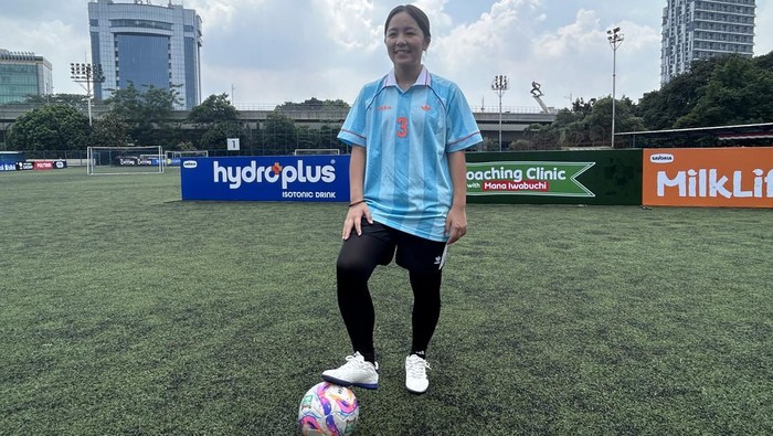 Legenda Timnas putri Jepang Mana Iwabuchi hadir ke Jakarta untuk melakukan klinik kepelatihan. Ia memotivasi para pesepakbola putri yang memiliki mimpi berprestasi di kancah dunia.

Bertajuk Coaching Clinic with Mana Iwabuchi, acara yang digagas Milklife Soccer Challenge ini berlangsung di Pancoran Soccer Field, Jakarta, Minggu (3/8/2025).
